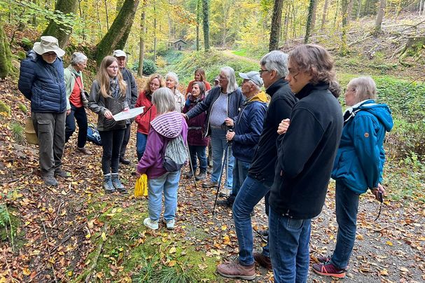 Eine Gruppe Menschen steht auf einem Weg im Kaskadental.