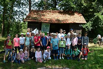 Die Grundschule Nüdlingen hat zum Dank für die Strassensammlung für den Bund Naturschutz eine erlebnisreiche Exkursion an die Waizenbacher Teiche erlebt